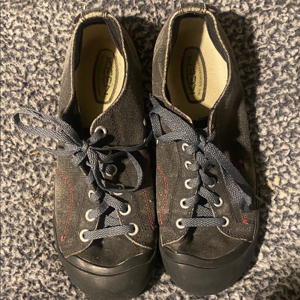 Keen Women’s size 11 canvas sneakers in Grey, in like new condition!